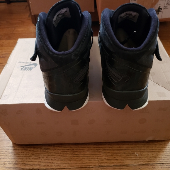 Mens basketball shoes and slides - Picture 5 of 7